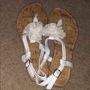 White flower Jaclyn Smith sandals size 9